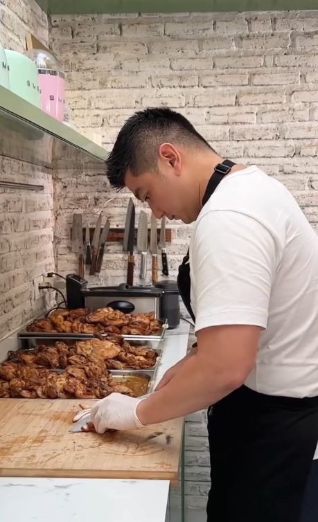 Chef Arnold Poernomo ulang tahun merayakannya dengan membagikan 370 porsi makanan gratis.
