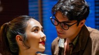Momen-momen menarik terlihat saat Cinta Brian menemani Gisel. Ini mereka menatap dengan begitu dalam. (Foto: dok Instagram cinta_brian)
