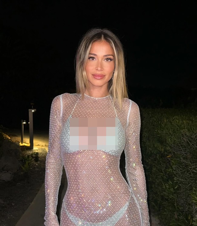 “Sama sekali bukan dress yang pantas untuk pesta seperti ini, Anak-anak biasanya diprioritaskan, dan dalam kasus ini, fokusnya adalah pada gadis kecil itu, bukan pakaiannya, yang sama sekali tidak pantas dan hanya bertujuan untuk mendapatkan atensi! tulis netizen. Foto: Instagram Diletta Leotta