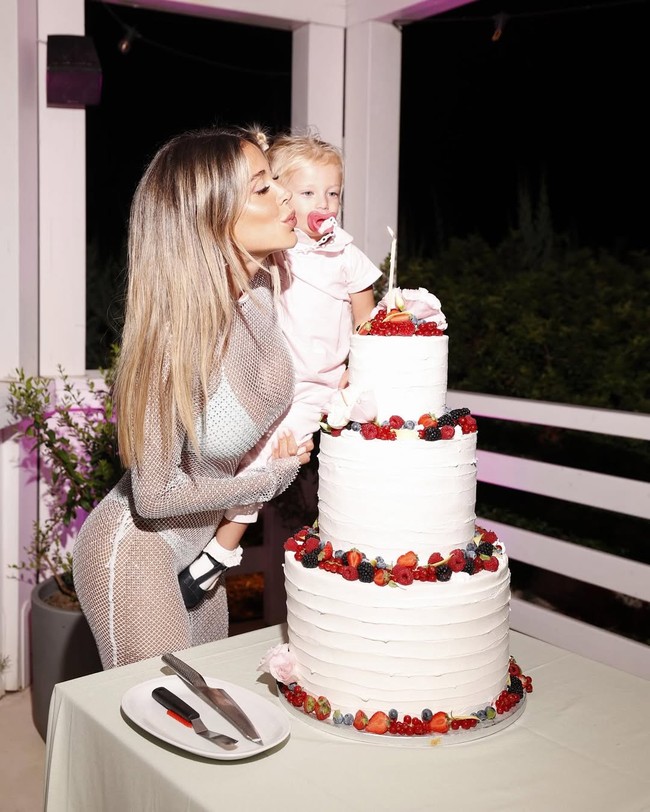 Berbagai komentar di media sosial menyebut gaya wanita yang dinikahi Karius tahun lalu itu kurang pantas. Foto: Instagram Diletta Leotta