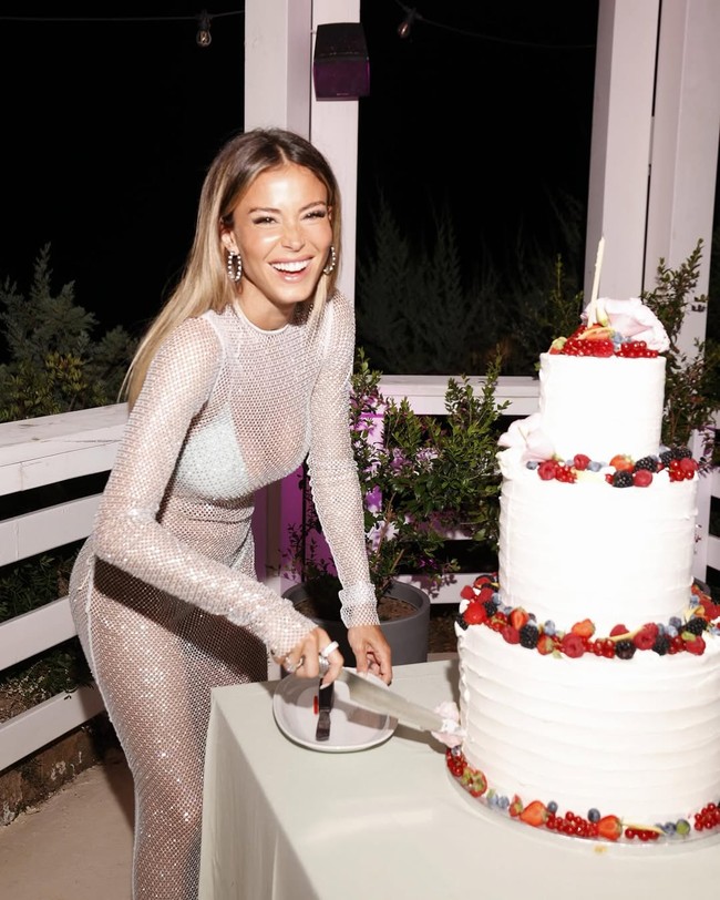 Busana Diletta menuai kontroversi karena bukan transparan tapi menampilkan dalaman serupa bikini seksi yang mengekspos keindahan tubuhnya. Hal tersebut dipermasalahkan netizen mengingat dipakai di acara ulang tahun anak. Foto: Instagram Diletta Leotta