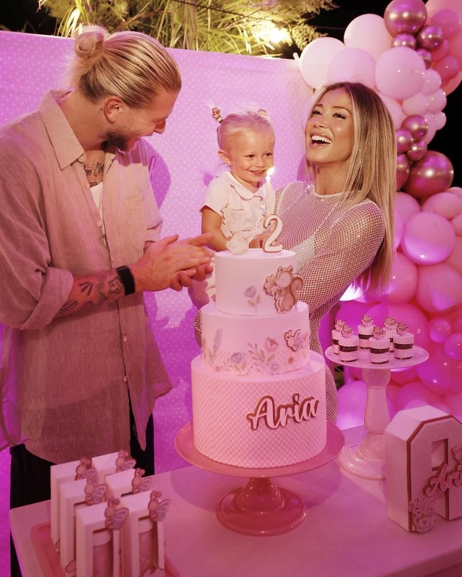 Loris Karius dan Diletta Leotta merayakan ulang tahun putri mereka yang kedua beberapa waktu lalu. Dalam foto yang diunggah, pesta tersebut terlihat hangat dan meriah dengan kehadiran keluarga dan sahabat terdekat dari pasangan tersebut. Foto: Instagram Diletta Leotta