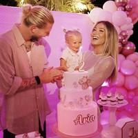 Gaya Istri Loris Karius yang Tuai Kritikan, Pakai Gaun Transparan di Ultah Anak Gaya Istri Loris Karius yang Tuai Kritikan, Pakai Gaun Transparan di Ultah Anak