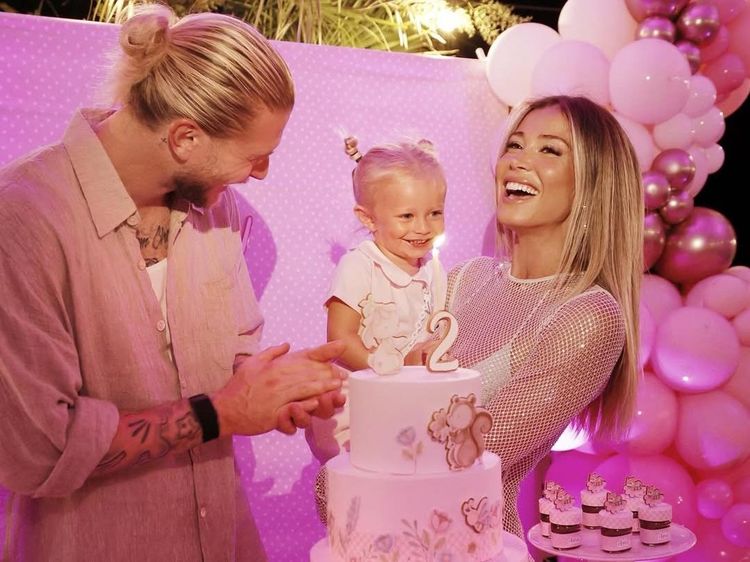 Gaya Istri Loris Karius yang Tuai Kritikan, Pakai Gaun Transparan di Ultah Anak