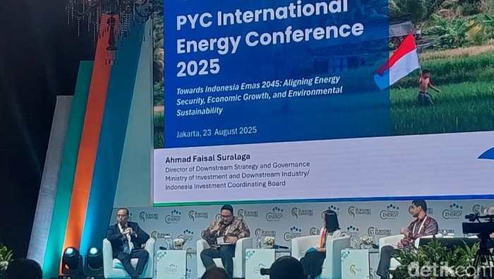 Direktur Strategi dan Tata Kelola Hilirisasi Kementerian Investasi dan Hilirisasi/BKPM, Ahmad Faisal Suralaga (kedua kiri) dalam PYC International Energy Conference 2025, di Hotel Kempinski, Jakarta, Sabtu (23/8/2025).