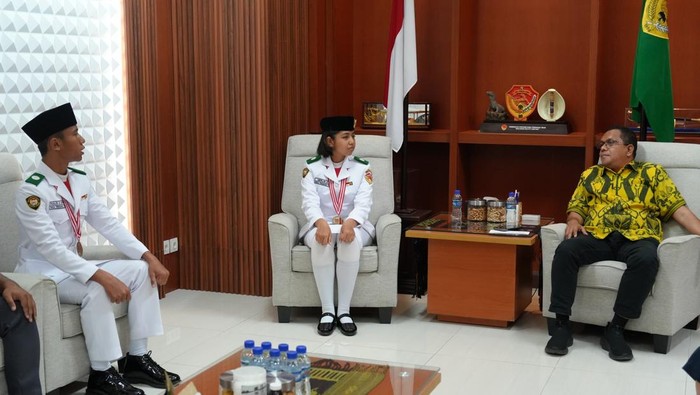 Dua Paskibraka Nasional asal NTT saat audiensi dengan Gubernur NTT Melki Laka Lena, Jumat (22/8/2025).