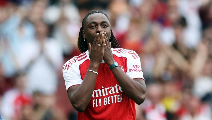 Soccer Football - Premier League - Arsenal v Leeds United - Emirates Stadium, London, Britain - August 23, 2025 New Arsenal signing Eberechi Eze is unveiled to the fans before the match REUTERS/David Klein EDITORIAL USE ONLY. NO USE WITH UNAUTHORIZED AUDIO, VIDEO, DATA, FIXTURE LISTS, CLUB/LEAGUE LOGOS OR LIVE SERVICES. ONLINE IN-MATCH USE LIMITED TO 120 IMAGES, NO VIDEO EMULATION. NO USE IN BETTING, GAMES OR SINGLE CLUB/LEAGUE/PLAYER PUBLICATIONS. PLEASE CONTACT YOUR ACCOUNT REPRESENTATIVE FOR FURTHER DETAILS..