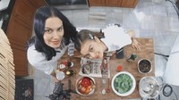 Setelah puas belanja, keduanya memasak bahan-bahan tersebut di rumah. Ibu dan anak yang jago masak ini handal menyulap bahan mentah menjadi makanan enak. Foto: Instagram/@evacelia
