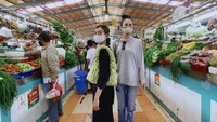 Pada waktu luangnya, Sophia Latjuba dan Eva Celia juga rutin belanja bersama. Keduanya tak gengsi untuk masuk dan belanja sayur di pasar tradisional. Foto: Instagram/@evacelia