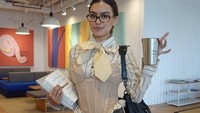 Sebelum bekerja, Eva Celia tak pernah lupa membekali dirinya dengan minuman segar. Minumannya terus digenggam seolah tak boleh ketinggalan. Foto: Instagram/@evacelia