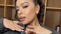 Eva Celia terkenal sebagai penyanyi bersuara emas di Tanah Air. Banyak lagu hasil karyanya yang telah beribu kali didengarkan pada platform musik. Foto: Instagram/@evacelia