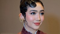 Febby Rastanty mengatakan bisa selalu happy setiap hari karena rajin berlari. Bikin happy pasti. Kalau bikin cepat langsing itu tergantung sih. Karena tergantung kalau misal habis lari makan mi ayam 2 porsi tetap saja gak mungkin kurus. Tapi kalau bikin happy aku jamin iya, tuturnya. (Foto: dok Instagram febbyrastanty)