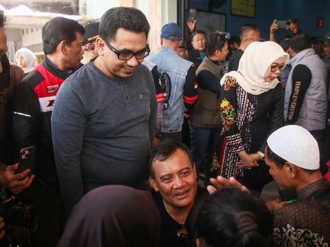 Gubernur Jawa Tengah, Ahmad Luthfi dan wakilnya, Taj Yasin Maimoen meninjau korban terdampak rob di Wedung , Kabupaten Demak, dengan mengendarai motor, Sabtu (23/8/2025).