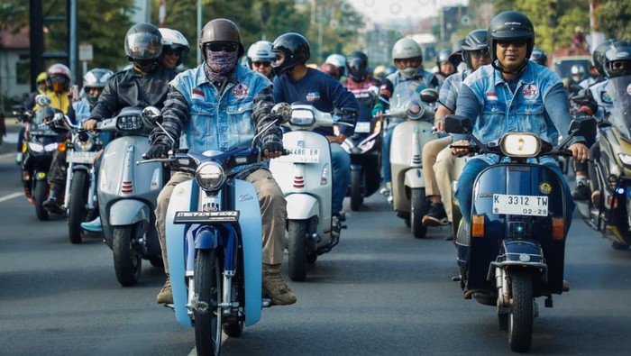 Gubernur Jawa Tengah, Ahmad Luthfi dan wakilnya, Taj Yasin Maimoen meninjau korban terdampak rob di Wedung , Kabupaten Demak, dengan mengendarai motor, Sabtu (23/8/2025).