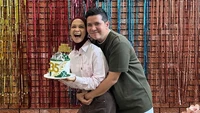 Dilihat di Instagram, Sabtu (23/8/2025), Tantri Namirah mendapat kejutan ulang tahun dari Haykal Kamil. Ia diberi kue spesial. (Foto: dok Instagram haykalkamil)