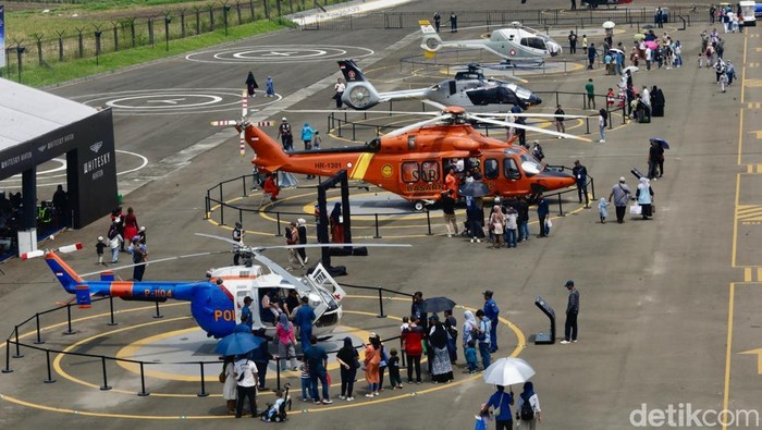 Heli Expo Asia Kembali Berlangsung di Indonesia Pengunjung melihat helikopter yang dipamerkan diajang Heli Expo Asia 2025 di Cengkareng Heliport Bandara Soekarno-Hatta, Tangerang, Banten, Sabtu (23/8/2025). Pameran yang berlangsung hingga Minggu (24/8) tersebut menghadirkan berbagai model helikopter dari berbagai instansi yang diharapkan dapat mendorong ekonomi baru dan inovasi transportasi udara.
-. Memasuki tahun ketiganya, HEXIA mengusung tema 'Elevating the Industry, Transforming Sustainable Tomorrow' dengan fokus menghadirkan helikopter sebagai alat transportasi cerdas, produktif, dan cepat.
-. Pameran tahun ini digelar di Helicopter Display Center (HDC) yang berlokasi di gedung baru Main Facility Building (MFB) milik Whitesky Aviation.
-. Lokasi ini dirancang sebagai pusat display dengan standar tinggi, sekaligus mencerminkan investasi jangka panjang untuk memperkuat infrastruktur helikopter di Indonesia.
-. HEXIA (Heli Expo Asia) adalah pameran dan konferensi internasional yang dirancang untuk mengeksplorasi masa depan helikopter, taksi udara, dan teknologi mobilitas udara di kawasan Asia.
-. Diselenggarakan sebagai respons terhadap pertumbuhan industri helikopter global dan meningkatnya kebutuhan akan helikopter ringan, mobilitas udara perkotaan, serta teknologi eVTOL (electric vertical take-off and landing), HEXIA menjadi wadah bagi para pemimpin industri dari berbagai sektor untuk menjajaki kolaborasi dan inovasi lintas bidang.