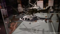 Pameran yang berlangsung hingga Minggu (24/8) tersebut menghadirkan berbagai model helikopter dari berbagai instansi yang diharapkan dapat mendorong ekonomi baru dan inovasi transportasi udara. Foto: Grandyos Zafna