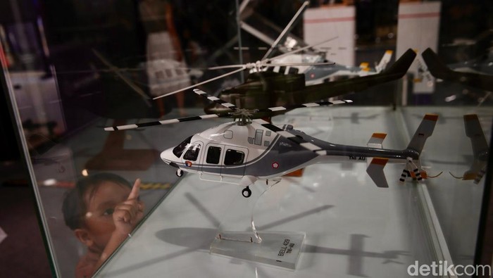 Heli Expo Asia Kembali Berlangsung di Indonesia Pengunjung melihat helikopter yang dipamerkan diajang Heli Expo Asia 2025 di Cengkareng Heliport Bandara Soekarno-Hatta, Tangerang, Banten, Sabtu (23/8/2025). Pameran yang berlangsung hingga Minggu (24/8) tersebut menghadirkan berbagai model helikopter dari berbagai instansi yang diharapkan dapat mendorong ekonomi baru dan inovasi transportasi udara.
-. Memasuki tahun ketiganya, HEXIA mengusung tema 'Elevating the Industry, Transforming Sustainable Tomorrow' dengan fokus menghadirkan helikopter sebagai alat transportasi cerdas, produktif, dan cepat.
-. Pameran tahun ini digelar di Helicopter Display Center (HDC) yang berlokasi di gedung baru Main Facility Building (MFB) milik Whitesky Aviation.
-. Lokasi ini dirancang sebagai pusat display dengan standar tinggi, sekaligus mencerminkan investasi jangka panjang untuk memperkuat infrastruktur helikopter di Indonesia.
-. HEXIA (Heli Expo Asia) adalah pameran dan konferensi internasional yang dirancang untuk mengeksplorasi masa depan helikopter, taksi udara, dan teknologi mobilitas udara di kawasan Asia.
-. Diselenggarakan sebagai respons terhadap pertumbuhan industri helikopter global dan meningkatnya kebutuhan akan helikopter ringan, mobilitas udara perkotaan, serta teknologi eVTOL (electric vertical take-off and landing), HEXIA menjadi wadah bagi para pemimpin industri dari berbagai sektor untuk menjajaki kolaborasi dan inovasi lintas bidang.