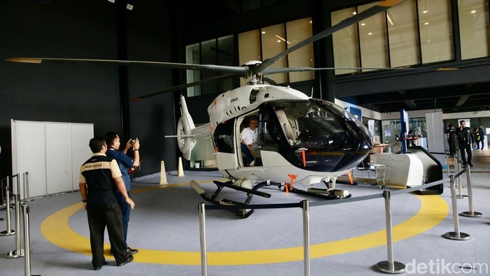 Heli Expo Asia Kembali Berlangsung di Indonesia Pengunjung melihat helikopter yang dipamerkan diajang Heli Expo Asia 2025 di Cengkareng Heliport Bandara Soekarno-Hatta, Tangerang, Banten, Sabtu (23/8/2025). Pameran yang berlangsung hingga Minggu (24/8) tersebut menghadirkan berbagai model helikopter dari berbagai instansi yang diharapkan dapat mendorong ekonomi baru dan inovasi transportasi udara.
-. Memasuki tahun ketiganya, HEXIA mengusung tema 'Elevating the Industry, Transforming Sustainable Tomorrow' dengan fokus menghadirkan helikopter sebagai alat transportasi cerdas, produktif, dan cepat.
-. Pameran tahun ini digelar di Helicopter Display Center (HDC) yang berlokasi di gedung baru Main Facility Building (MFB) milik Whitesky Aviation.
-. Lokasi ini dirancang sebagai pusat display dengan standar tinggi, sekaligus mencerminkan investasi jangka panjang untuk memperkuat infrastruktur helikopter di Indonesia.
-. HEXIA (Heli Expo Asia) adalah pameran dan konferensi internasional yang dirancang untuk mengeksplorasi masa depan helikopter, taksi udara, dan teknologi mobilitas udara di kawasan Asia.
-. Diselenggarakan sebagai respons terhadap pertumbuhan industri helikopter global dan meningkatnya kebutuhan akan helikopter ringan, mobilitas udara perkotaan, serta teknologi eVTOL (electric vertical take-off and landing), HEXIA menjadi wadah bagi para pemimpin industri dari berbagai sektor untuk menjajaki kolaborasi dan inovasi lintas bidang.