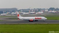 Pesawat terbang saat mendarat di Bandar Udara Internasional Soekarno Hatta, Tangerang, Banten, Sabtu (23/8/2025).