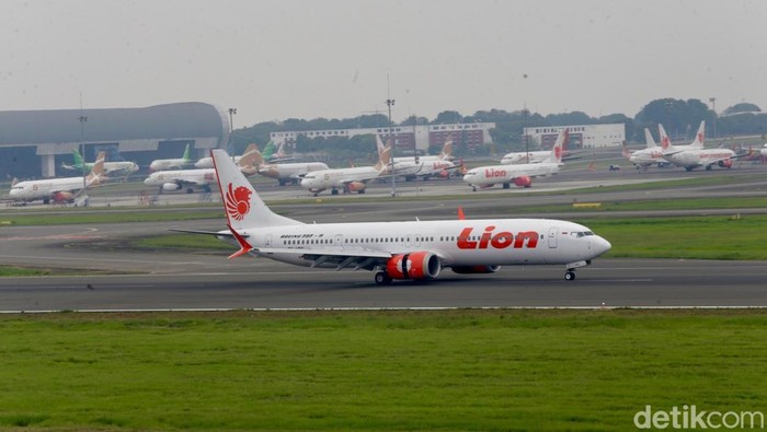 Industri Penerbangan Semester I 2025: Domestik Melemah, Kargo dan Internasional Tumbuh Sejumlah pesawat terbang berhasil mendarat di Bandar Udara Internasional Soekarno Hatta, Tangerang, Banten, Sabtu (23/8/2025). Menurut Badan Pusat Statistik secara kumulatif selama Semester I (Januari-Juni) 2025, jumlah penumpang angkutan udara domestik tercatat 28,8 juta orang atau turun 5,48 persen dibandingkan periode yang sama tahun 2024.