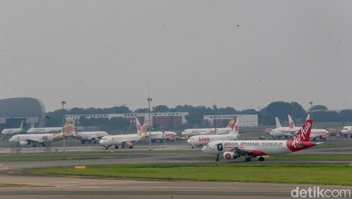 Industri Penerbangan Semester I 2025: Domestik Melemah, Kargo dan Internasional Tumbuh Sejumlah pesawat terbang berhasil mendarat di Bandar Udara Internasional Soekarno Hatta, Tangerang, Banten, Sabtu (23/8/2025). Menurut Badan Pusat Statistik secara kumulatif selama Semester I (Januari-Juni) 2025, jumlah penumpang angkutan udara domestik tercatat 28,8 juta orang atau turun 5,48 persen dibandingkan periode yang sama tahun 2024.