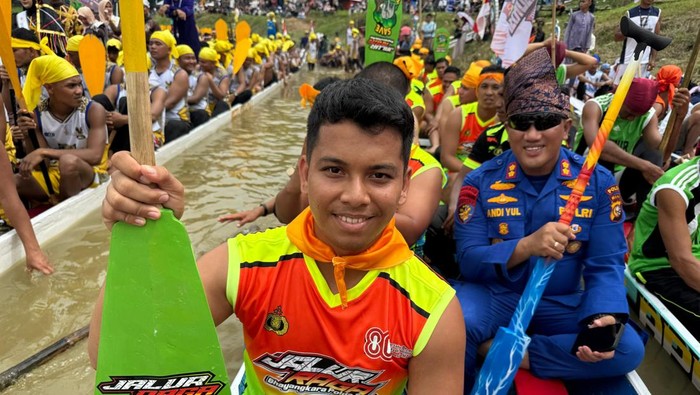 Jalur Raga Bhayangkara Polda Riau ikut meramaikan Pacu Jalur, Sabtu (23/8/2025).