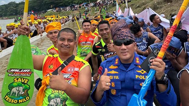 Jalur Raga Bhayangkara Polda Riau ikut meramaikan Pacu Jalur, Sabtu (23/8/2025).