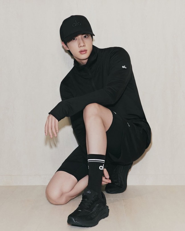 Wajah tampan Jin BTS menghiasi campaign terbaru Alo Yoga untuk koleksi Fall 2025. Penampilannya sontak mencuri perhatian para netizen Korea. Foto: dok. Instagram @aloseoul