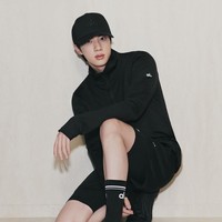 Wajah tampan Jin BTS menghiasi campaign terbaru Alo Yoga untuk koleksi Fall 2025. Penampilannya sontak mencuri perhatian para netizen Korea. Foto: dok. Instagram @aloseoul