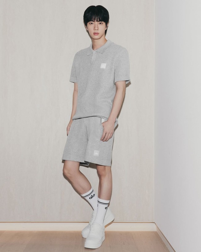 Koleksi Alo Yoga yang dirilis pada Kamis (21/8/2025) pun langsung memuncaki trending topic Twitter. Jin BTS sukses jadi magnet campaign ini. Foto: dok. Instagram @aloseoul