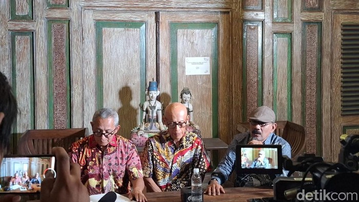 Jumpa pers keluarga Arya Daru di Jogja, Sabtu (23/8/2025).