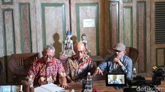 Jumpa pers keluarga Arya Daru di Jogja, Sabtu (23/8/2025).