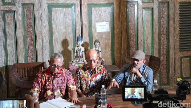 Jumpa pers keluarga Arya Daru di Jogja, Sabtu (23/8/2025).