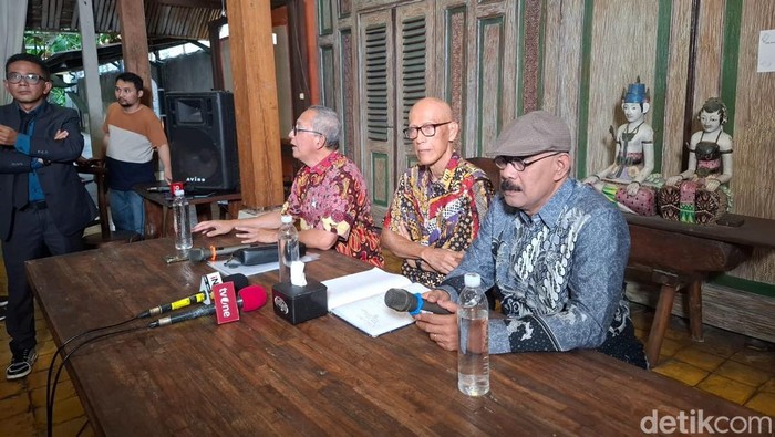 Jumpa pers keluarga Arya Daru di Jogja, Sabtu (23/8/2025).