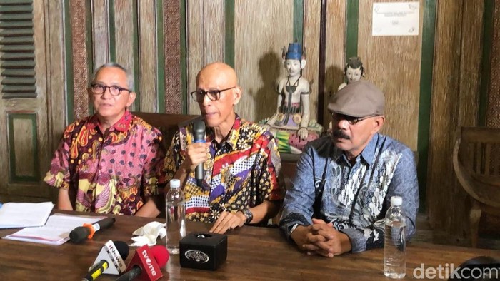 Jumpa pers keluarga diplomat muda Arya Daru di Jogja, Sabtu (23/8/2025).
