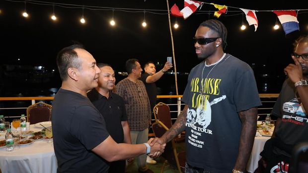 Kapolda Riau Irjen Herry Heryawan dan Gubernur Abdul Wahid menjamu rapper Melly Mike yang bakal tampil di Pacu Jalur, Sabtu (23/8/2025).