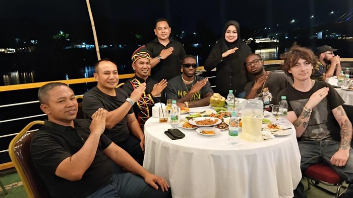 Kapolda Riau Irjen Herry Heryawan dan Gubernur Abdul Wahid menjamu rapper Melly Mike yang bakal tampil di Pacu Jalur, Sabtu (23/8/2025).