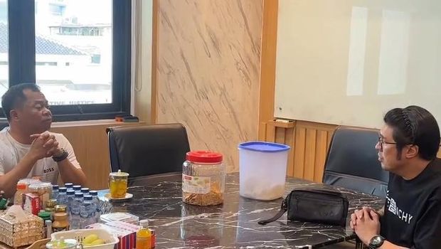 Kapolrestabes Surabaya Kombes Lutfhie saat ngobrol sama pelaku