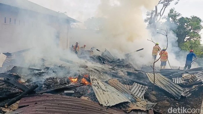 Kebakaran 3 bangunan asrama pesantren di Parepare.