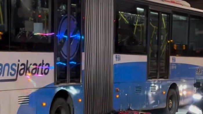 Kecelakaan melibatkan bus dengan sepeda motor terjadi di daerah Plumpang, Jakut. Sepeda motor tersebut sampai tersangkut di kolong bus.