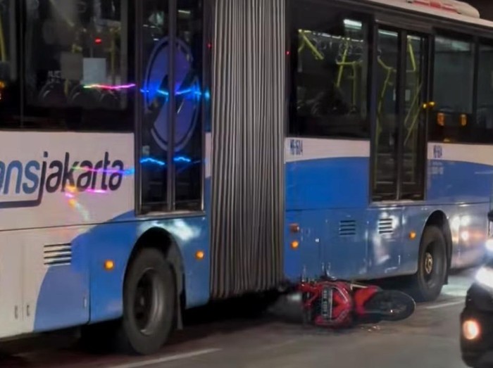 Kecelakaan melibatkan bus dengan sepeda motor terjadi di daerah Plumpang, Jakut. Sepeda motor tersebut sampai tersangkut di kolong bus.
