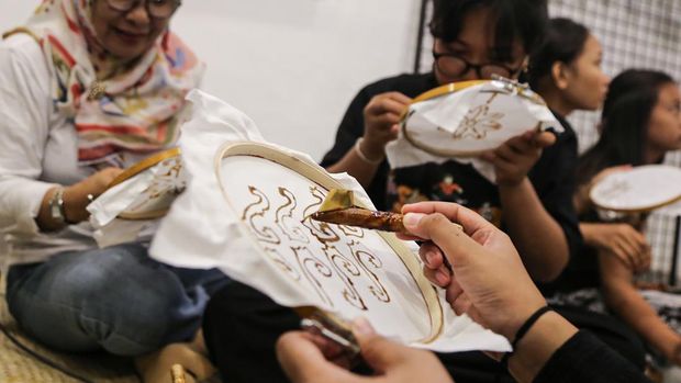 Kelas kreatif belajar membatik gratis di Semarang Peserta mempraktikkan cara membuat motif batik menggunakan canting tradisional saat mengikuti kelas kreatif bertajuk Penari Mbatik Bareng Setitik di Tekodeko Kota Lama, Semarang, Jawa Tengah, Sabtu (23/8/2025). Kegiatan belajar membatik gratis yang diikuti puluhan peserta lintas generasi penari tradisional di kota tersebut digelar oleh komunitas Grobak Hysteria bersama produk batik Setitik bertujuan untuk mengenalkan serta menumbuhkan rasa cinta pada salah satu kain wastra khas nusantara kepada masyarakat terutama para generasi muda. ANTARA FOTO/Makna Zaezar/bar