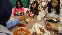 Peserta mempraktikkan proses pewarnaan pada kain batik motif Nyi Pandanaran khas Semarang saat mengikuti kelas kreatif bertajuk Penari Mbatik Bareng Setitik di Tekodeko Kota Lama, Semarang, Jawa Tengah, Sabtu (23/8/2025). Foto: ANTARA FOTO/Makna Zaezar