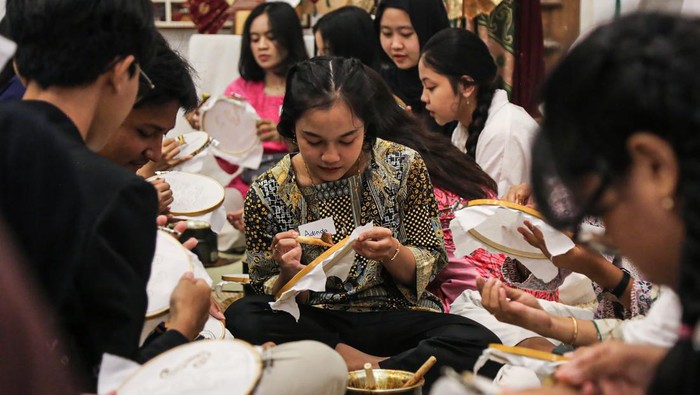 Kelas kreatif belajar membatik gratis di Semarang Peserta mempraktikkan cara membuat motif batik menggunakan canting tradisional saat mengikuti kelas kreatif bertajuk Penari Mbatik Bareng Setitik di Tekodeko Kota Lama, Semarang, Jawa Tengah, Sabtu (23/8/2025). Kegiatan belajar membatik gratis yang diikuti puluhan peserta lintas generasi penari tradisional di kota tersebut digelar oleh komunitas Grobak Hysteria bersama produk batik Setitik bertujuan untuk mengenalkan serta menumbuhkan rasa cinta pada salah satu kain wastra khas nusantara kepada masyarakat terutama para generasi muda. ANTARA FOTO/Makna Zaezar/bar