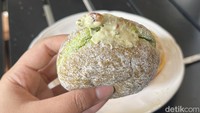 Varian kekinian seperti Pistachio Cream juga bisa dicoba. Diisi krim pistachio yang ringan dengan rasa manis pas. Foto: Detikcom / Atiqa Rana