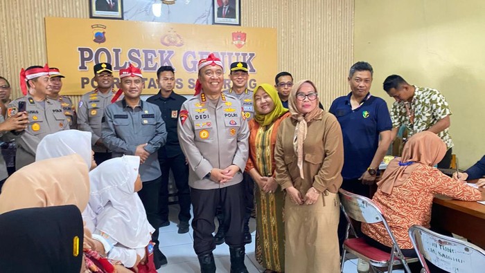 Komjen Dedi Prasetyo berama alumni Akpol 90 beri baksos untuk korban banjir rob di Demak
