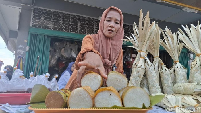 Pedagang saat menjual makanan khas Kuansing di Tepian Narosa