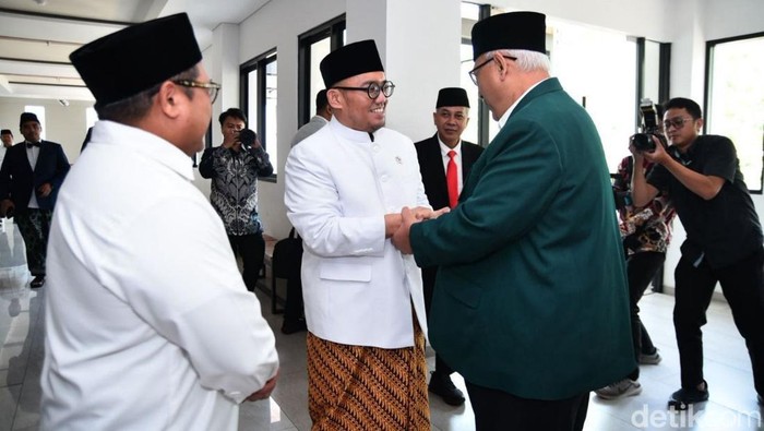 LDII Angkat Isu Ancaman Kedaulatan Bangsa lewat Sekolah Virtual Kebangsaan Ancaman terhadap kedaulatan bangsa tidak hanya datang dari aspek militer, tetapi juga non-militer. Hal itu ditegaskan Pemerhati Politik Pertahanan sekaligus Juru Bicara Presiden Prabowo, Dahnil Anzar Simanjuntak, saat menjadi pembicara dalam Sekolah Virtual Kebangsaan (SVK) yang digelar DPP LDII di Grand Ballroom Minhajurrosyidin, Jakarta, Sabtu (23/8/2025).