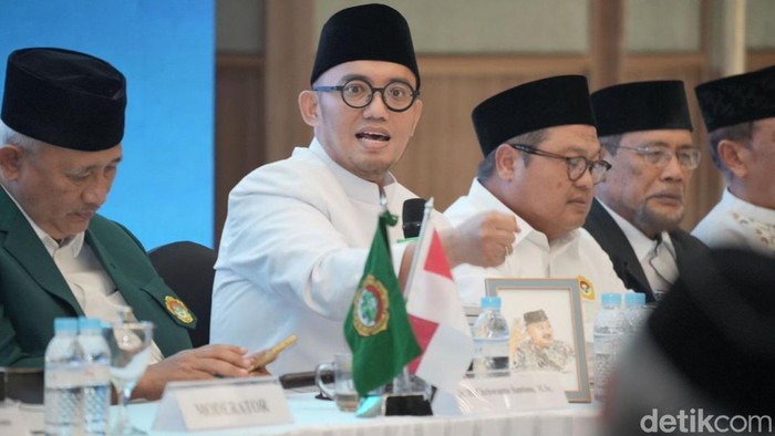 LDII Angkat Isu Ancaman Kedaulatan Bangsa lewat Sekolah Virtual Kebangsaan Ancaman terhadap kedaulatan bangsa tidak hanya datang dari aspek militer, tetapi juga non-militer. Hal itu ditegaskan Pemerhati Politik Pertahanan sekaligus Juru Bicara Presiden Prabowo, Dahnil Anzar Simanjuntak, saat menjadi pembicara dalam Sekolah Virtual Kebangsaan (SVK) yang digelar DPP LDII di Grand Ballroom Minhajurrosyidin, Jakarta, Sabtu (23/8/2025).